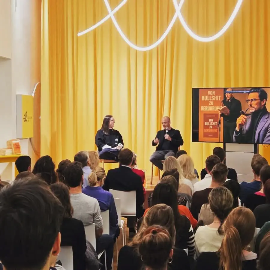 Bernhard Reingruber spricht vor Publikum über sein Buch Von Bullshit zu Berührung.