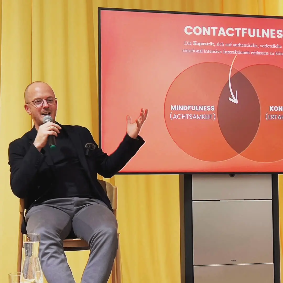 Bernhard Reingruber spricht bei einer Lesung über Contactfulness.